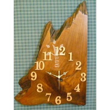  Falióra liliomfa gyökérből fából készült számokkal (03_523)