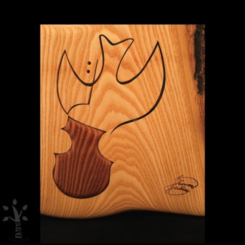 Egyedi fa fali dekoráció, amely a zene és a béke szimbólumait ötvözi művészi formában.Fali dekoráció, amely egy stilizált hegedű és galamb formáját ötvözi. A falikép tölgyfa alappal és vörösesbarnára színezett tölgyfa betéttel készült.