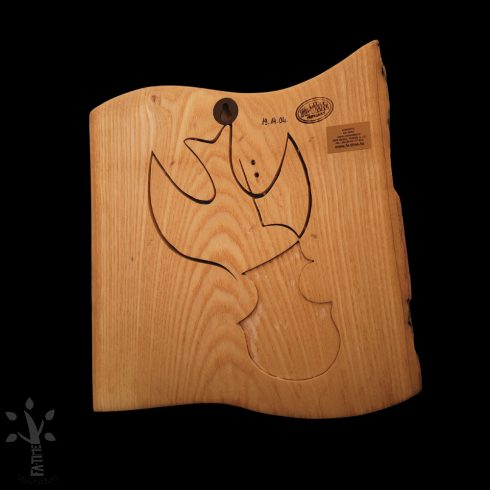 Egyedi fa fali dekoráció, amely a zene és a béke szimbólumait ötvözi művészi formában.Fali dekoráció, amely egy stilizált hegedű és galamb formáját ötvözi. A falikép tölgyfa alappal és vörösesbarnára színezett tölgyfa betéttel készült.