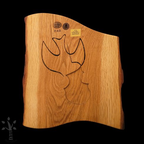 Egyedi fa fali dekoráció, amely a zene és a béke szimbólumait ötvözi művészi formában.Fali dekoráció, amely egy stilizált hegedű és galamb formáját ötvözi. A falikép kőris alappal és sötétbarnára színezett kőrisfa betéttel készült.