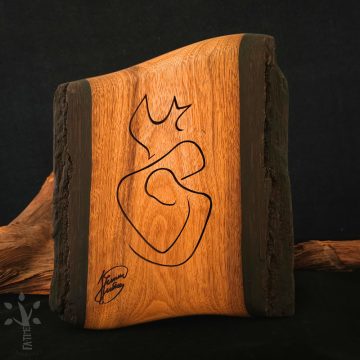 Fa falikép, amely egy stilizált ölelkező párt  ábrázol galmb motívummal a tetején. Precízen kivágott vonalak alkotják a motívumot.