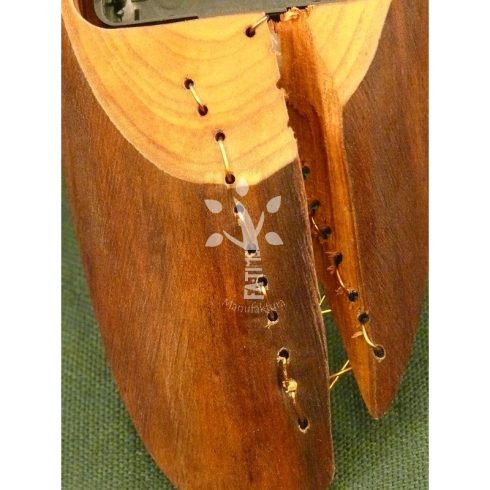 Falióra almafából, érdekes varrással a számlapján (13_094)