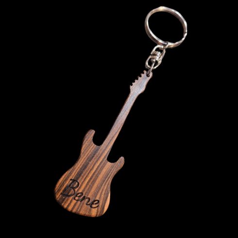 Basszusgitár formájú kulcstartó kulcskarikával