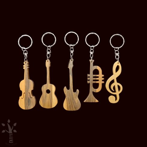 Basszusgitár formájú kulcstartó kulcskarikával