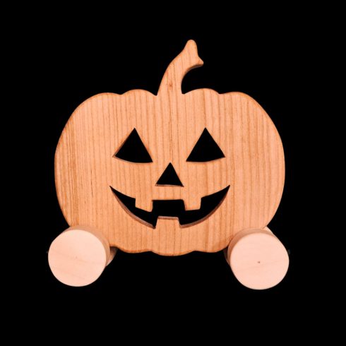 Fából készült vigyorgó halloween tök, fogas mosollyal, őszi dekoráció