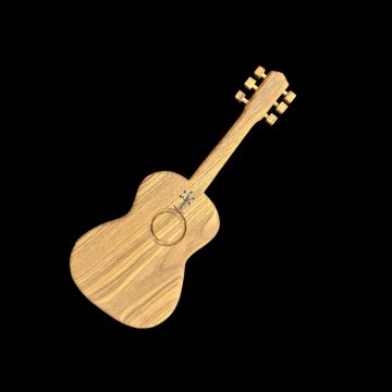 Gitár alakú, fából készült vágódeszka, középen , dobgitár kerek mintával