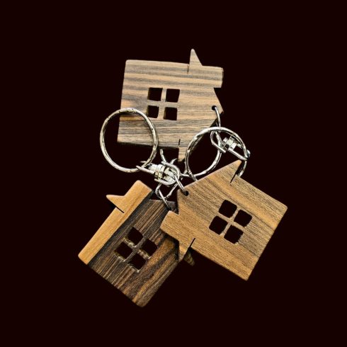 hazikó formájú kulcstartó fából