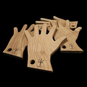 kéz formájú  fa vágódeszka és kínálódeszka a mindennapi használathoz