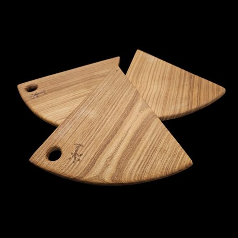 Lúdláb körcikk alakú, gravírozható fa vágódeszka kisebb aprításhoz és tálaláshoz/Lúdláb – gravírozható, körcikk alakú fa vágódeszka