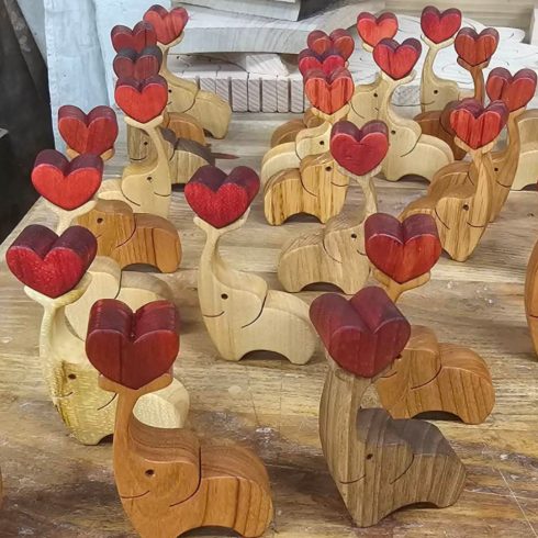 Zozoo World LOVE- FANT elefánt mágnes szívvel  lombfűrésszel készült állatfigura