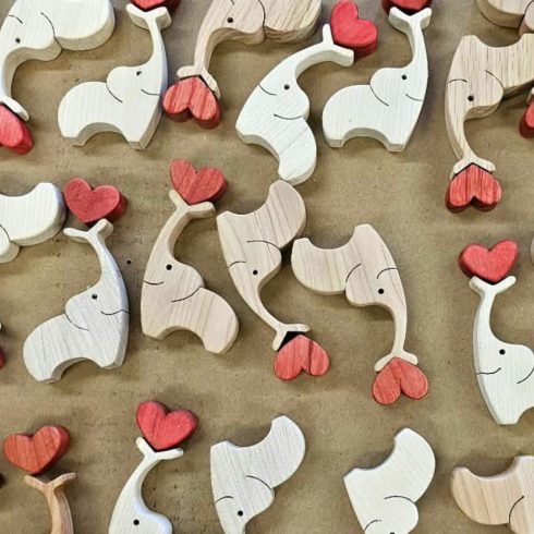 Zozoo World LOVE- FANT elefánt mágnes szívvel  lombfűrésszel készült állatfigura