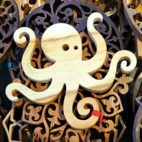 Handcrafted octopus-shaped wooden trivet with marine-inspired design/ Octopus – unique wooden trivet with sea style