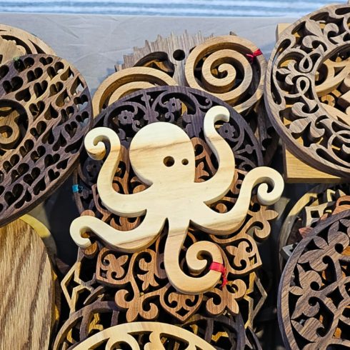 Handcrafted octopus-shaped wooden trivet with marine-inspired design/ Octopus – unique wooden trivet with sea style