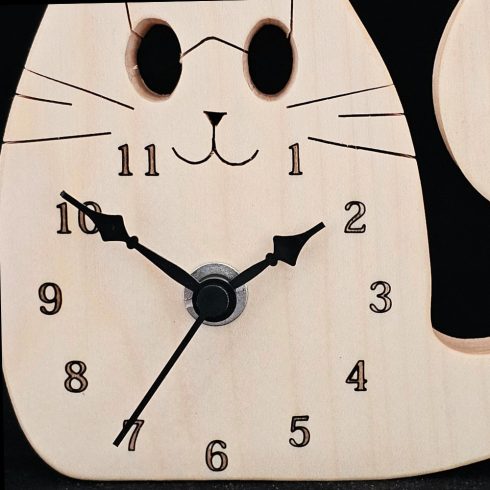 Cat-shaped wooden wall clock – unique wooden cat decor/Cat-shaped wooden wall clock made of maple wood, table and wall mounted