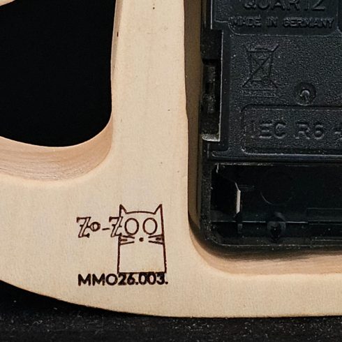 Cicás fa falióra  juharfából, asztali és falra akasztható kivitel/Cicás fa falióra – egyedi macskás dekoráció juharfából