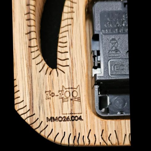 Cat-shaped wooden wall clock – unique wooden cat decor/Cat-shaped wooden wall clock made of beech wood, table and wall mounted