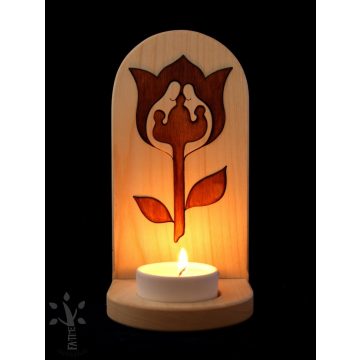 Fa mécsestartó tulipán motívummal, amelyben egy 5 fős család  ölelkezik, a mécses fénye meleg ragyogást ad a mintának.