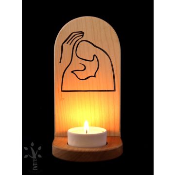 Fából készült mécsestartó, amely galambot,meghajolt emberi félalakot és annak a fejére  tett áldó kezet ábrázol. Talpába mécsestartó helyezhető. Asztalra és falra is tehető.