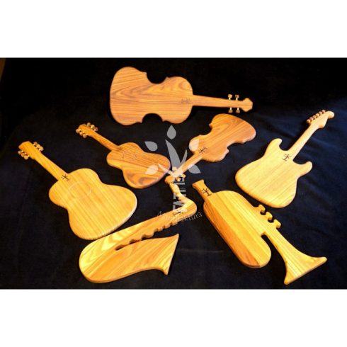 Szaxofon  formájú vágódeszka fából 