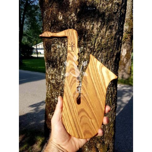 Szaxofon  formájú vágódeszka fából 