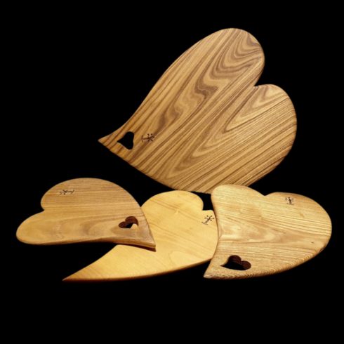 Heart-shaped wooden cutting board with engravable surface, ideal as a wedding gift/Engravable heart-shaped wooden cutting board – perfect wedding gift