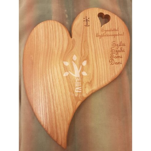 Heart-shaped wooden cutting board with engravable surface, ideal as a wedding gift/Engravable heart-shaped wooden cutting board – perfect wedding gift