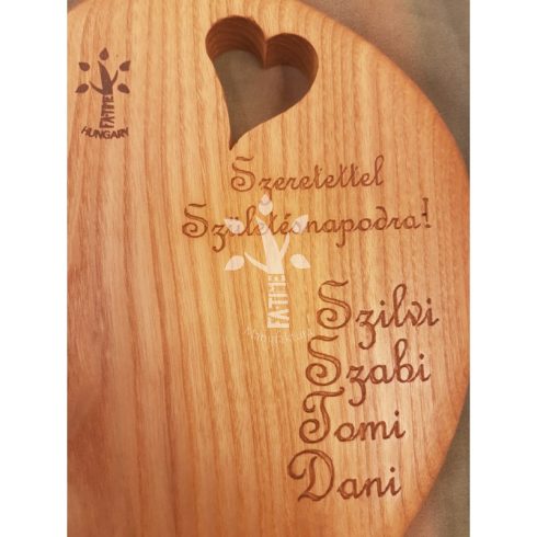 Heart-shaped wooden cutting board with engravable surface, ideal as a wedding gift/Engravable heart-shaped wooden cutting board – perfect wedding gift